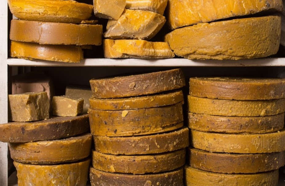 Step by step guide on how to harvest beeswax for beginners